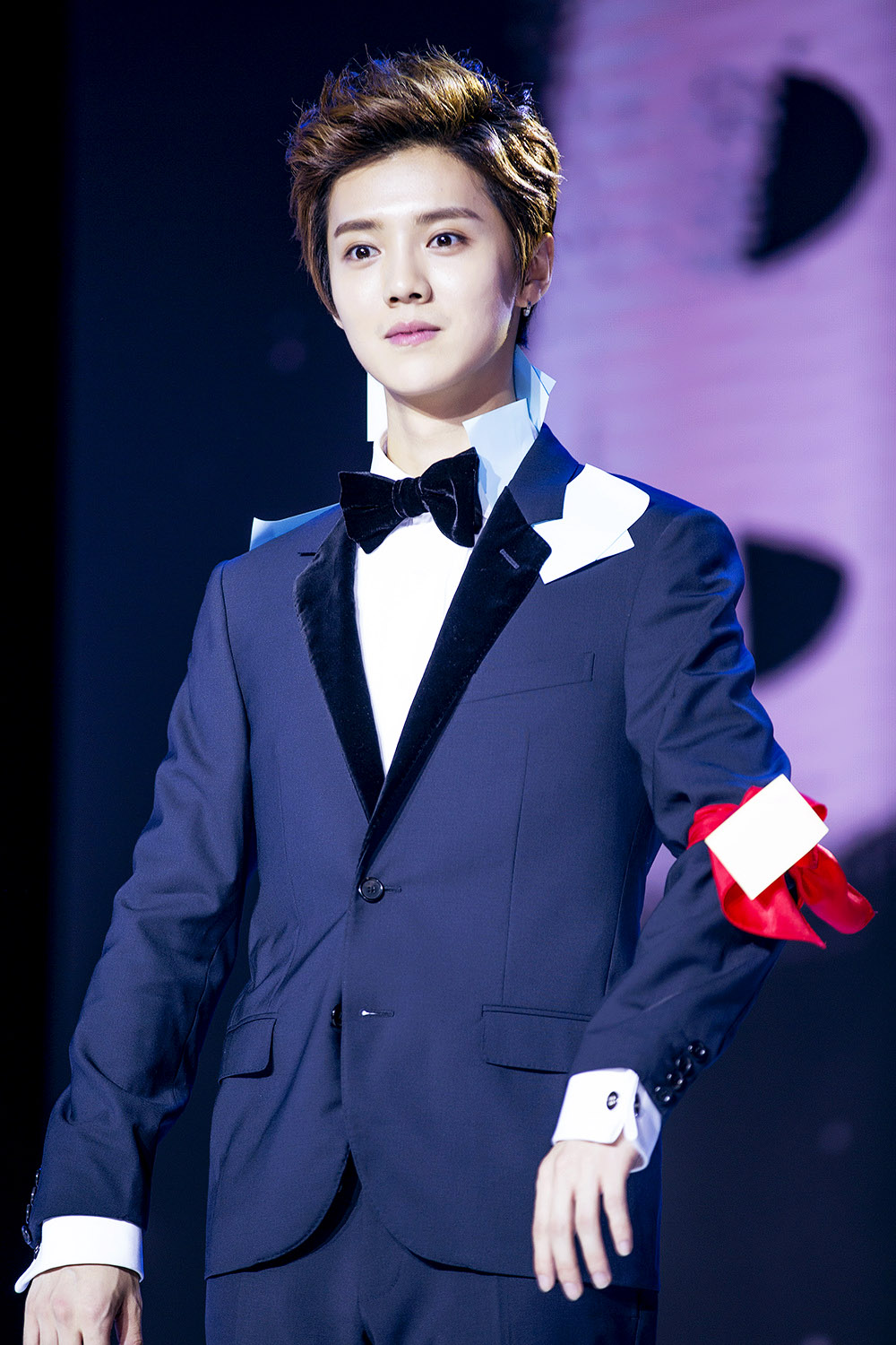 [鹿晗][分享]170909 今日红毯一鹿前行 猜猜今天是怎样的西装鹿