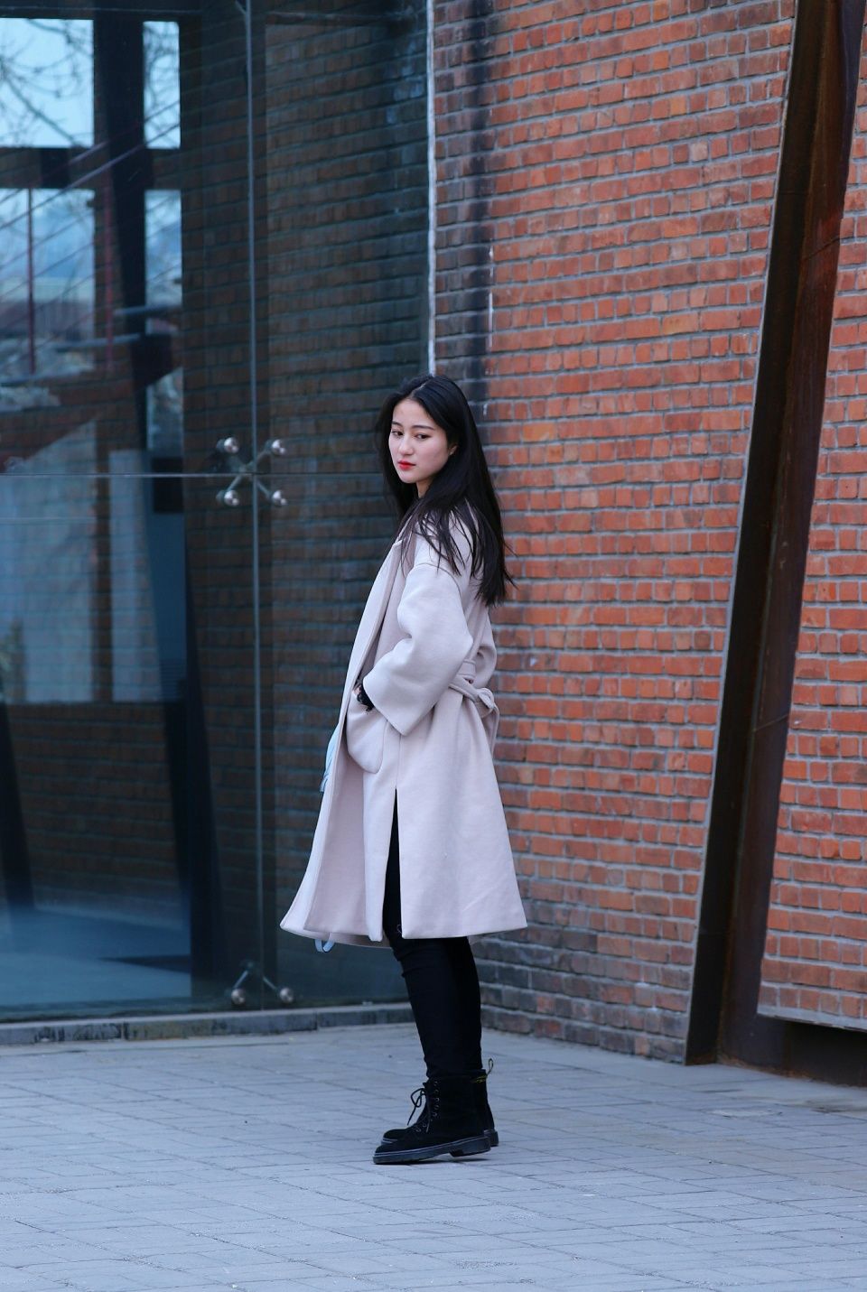 北京街拍:阳春三月气温回暖,好身材的女生们又