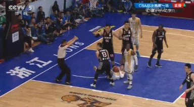 比赛的最后一节,刘铮和郭艾伦争抢球的时候发生一些冲突,刘铮的脚踹