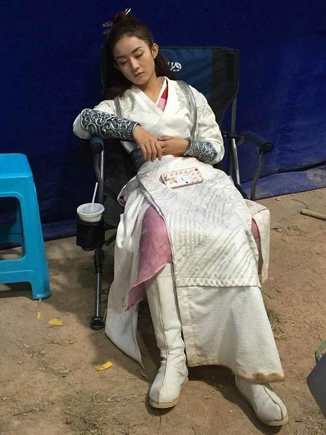 明星拍片中场,迪丽热巴导演、angelababy抽烟