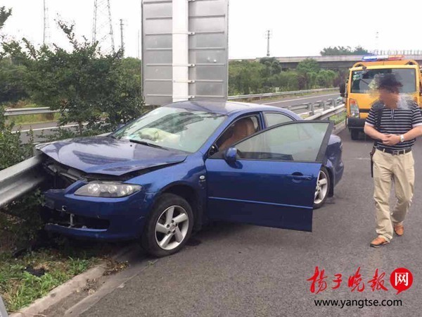 高考前女儿失联 父亲找女儿赶高速出车祸
