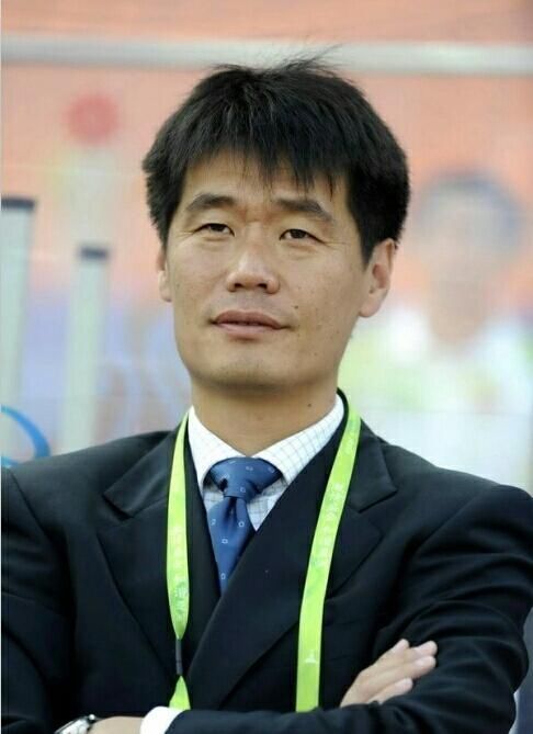 获得联赛冠军,一个是北京国安,在老帅洪元硕的中途接手情况下获得冠军