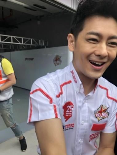 45岁林志颖近照曝光,眼角皱纹明显,网友:原来男