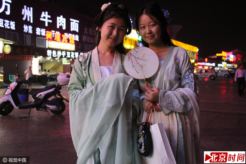 重庆街头现“宋朝丫鬟” 市民:穿越了么?