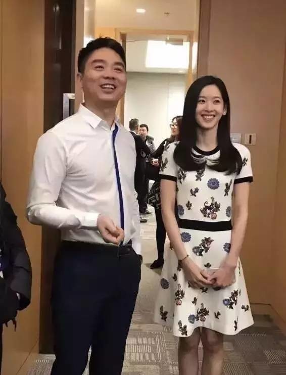 奶茶妹妹(章泽天)陪老公刘强东出席年会