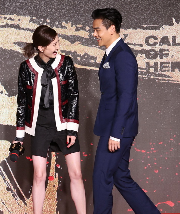 江疏影与彭于晏"鼻咚" 两人拍床戏遭"偷窥"