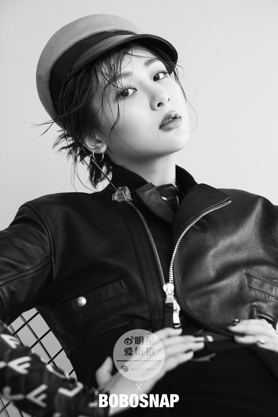 杨紫最新时尚大片展成熟范 玩湿发诱惑露风情