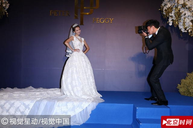 随后，拿起相机给自己的新娘拍起照来，我眼中的你最美。