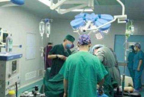 妻子喜生双胞胎,丈夫打死都不让孩子吃母乳,说