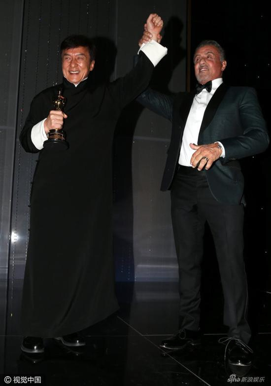 是中国人!成龙穿唐装拿奥斯卡为何很燃?