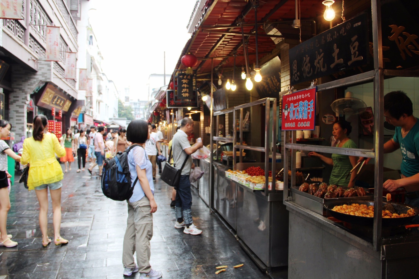 7、武汉：武汉的小吃以早点为主，武汉人又把吃早饭叫“过早”。过早食品有热干面、面窝、米耙粑、鱼汁糊粉、烧梅、欢喜坨、发糕、锅贴饺等。