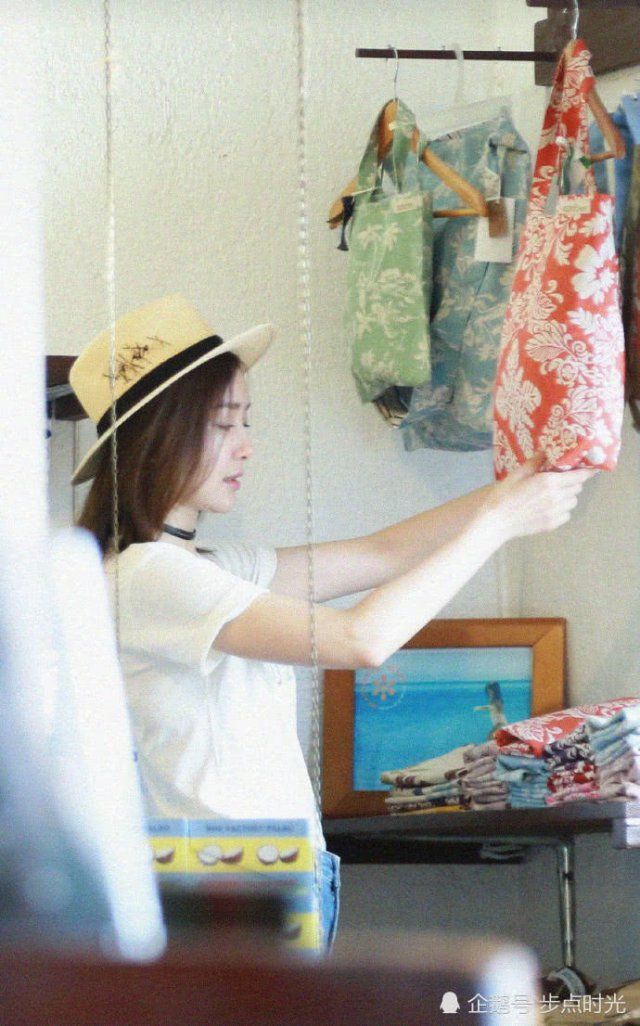 网友国外偶遇秦岚,傲人身材被赞极品!