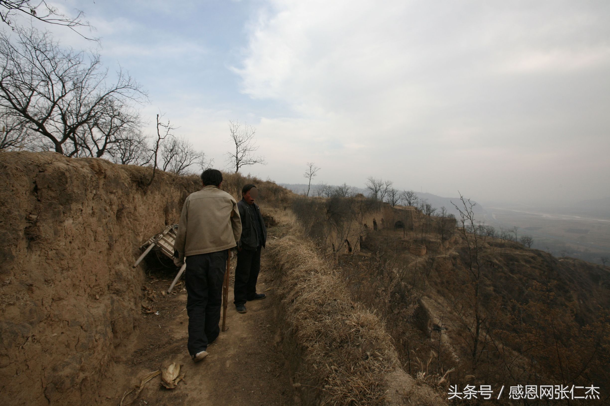 居住黄土高原的他,尽管生活不如意,他还坚持看