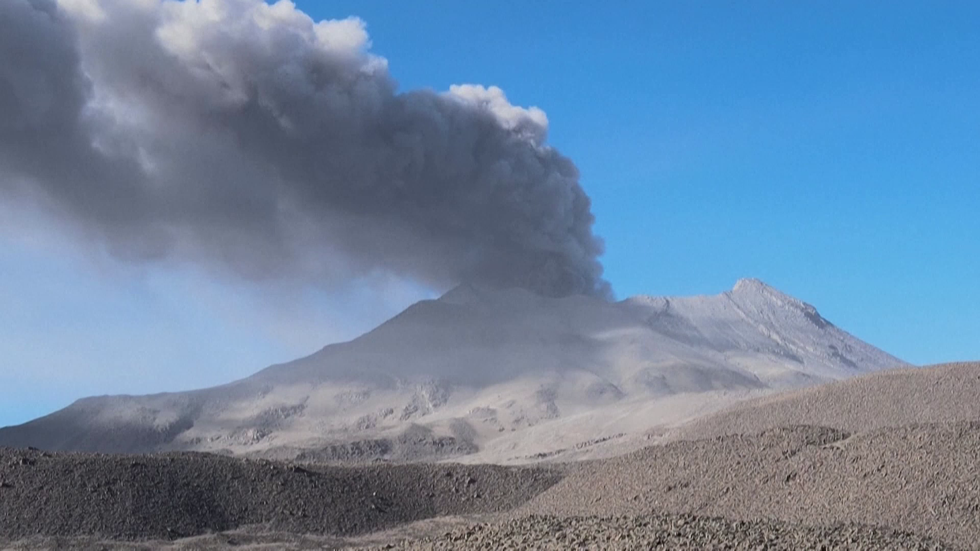 火山喷发 秘鲁南部多地实施60天紧急状态