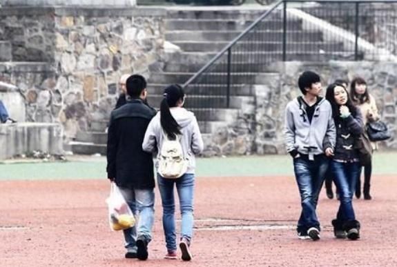 小伙3年换N个女友,婚前体检医生说了一句话,小