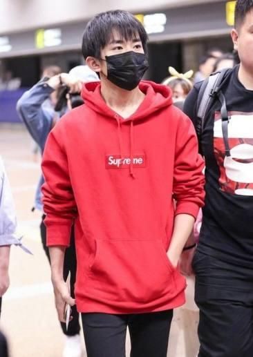 易烊千玺身穿最爱的红色连帽卫衣搭配小红鞋,