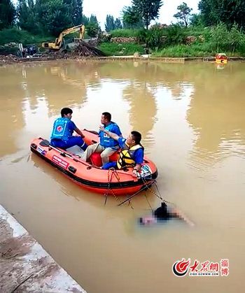 山东一村支书与女子在水塘骑摩托艇玩 双双溺亡