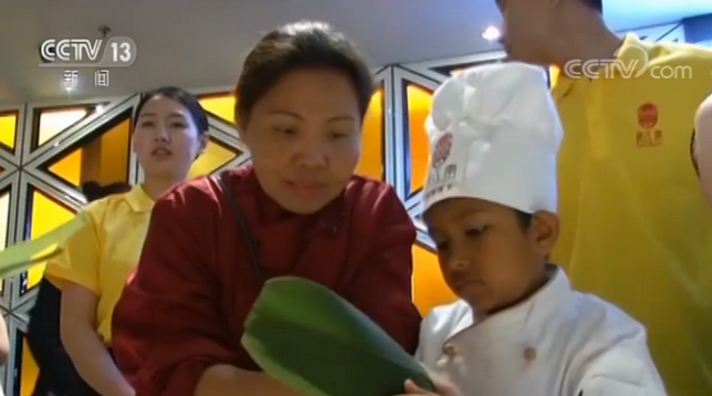 包粽子 拴五彩绳 在京外国人体会中国文化 包粽子 拴五彩绳 在京外国人体会中国文化