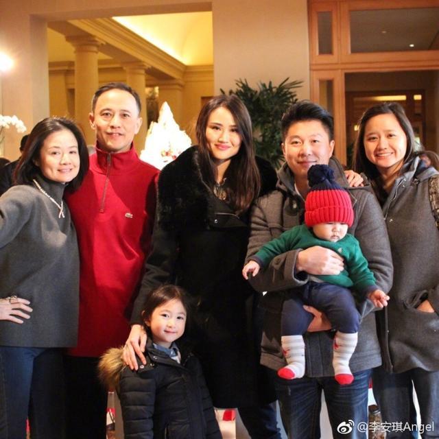 李小鹏生日晒全家福,奥莉腮帮子好像遗传了妈