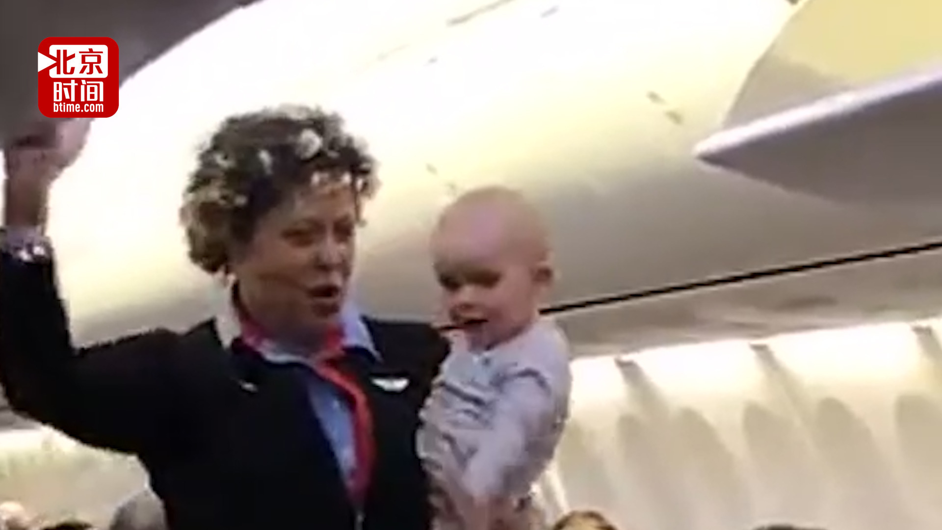 空姐为乘客分忧边工作边抱宝宝 萌娃还配合献飞吻 空姐为乘客分忧边工作边抱宝宝 萌娃还配合献飞吻