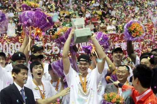 广东官宣|杜锋正式回归,球队阵容齐整,宏远王朝