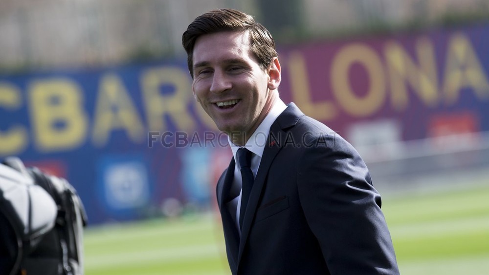 组图-梅西油头拍巴萨合影 皮克捉弄小白马哥