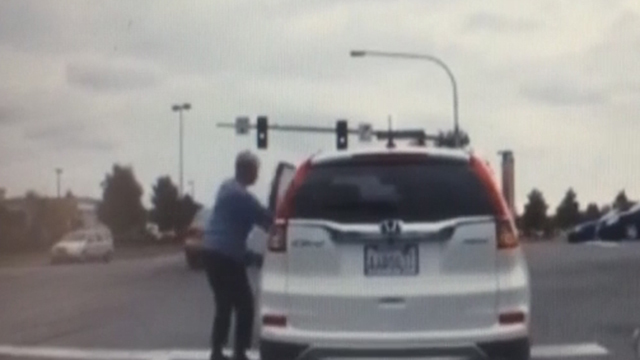 女司机开车闹乌龙 轿车滑行压伤双腿