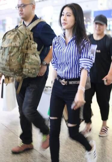 张碧晨机场亮相,鼻子怪异被质疑整容,网友:一首