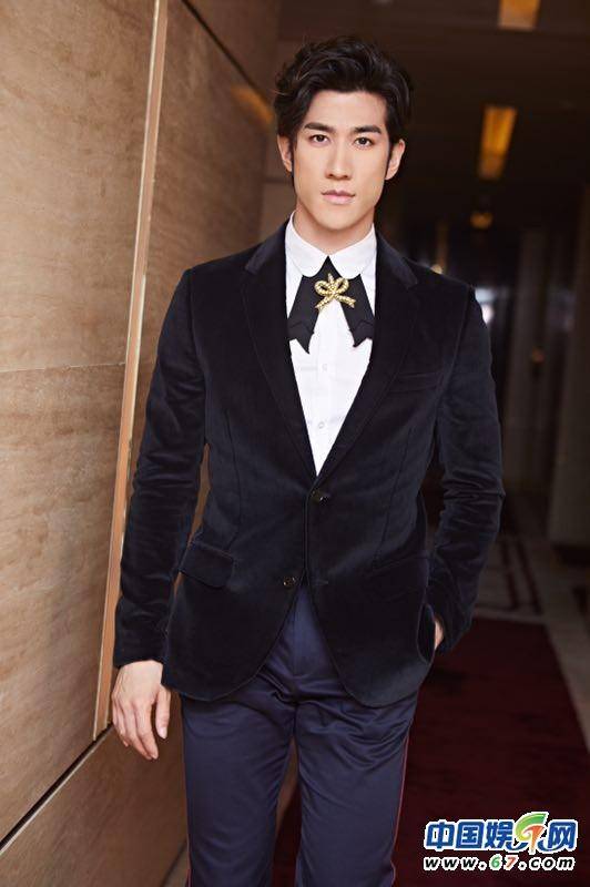 李治廷亮相芭莎慈善夜 支持公益为爱发声