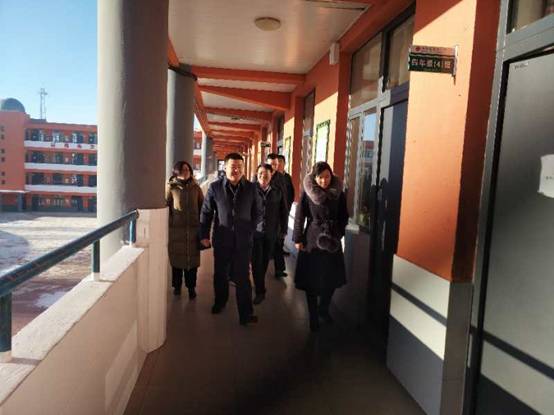 杭锦旗教育局领导深入学校进行放假前工作督查