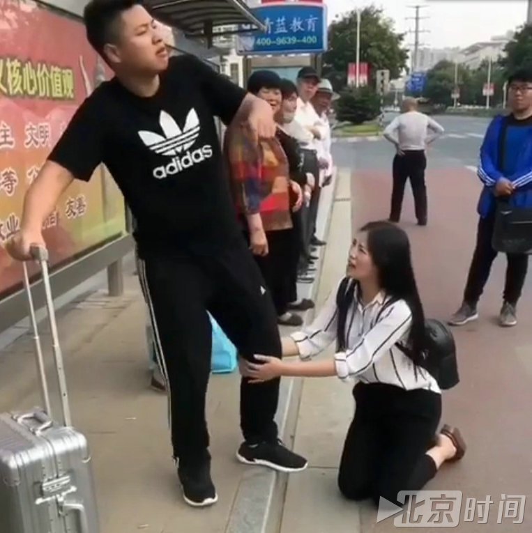 女子当众给男友下跪 真相让人唏嘘不已 女子当众给男友下跪 真相让人唏嘘不已