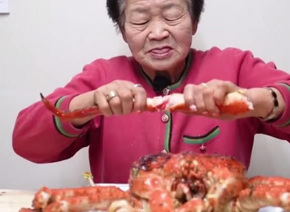 八十岁奶奶成吃播网红,一口起干掉一只帝王蟹