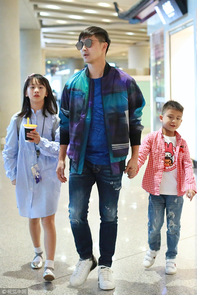 田亮带俩娃现身机场 森碟亭亭玉立越来越仙