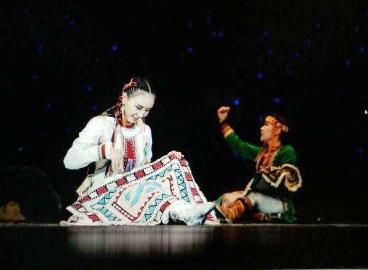 曾登上春晚舞台一曲成名,和乌日娜是亲戚关系