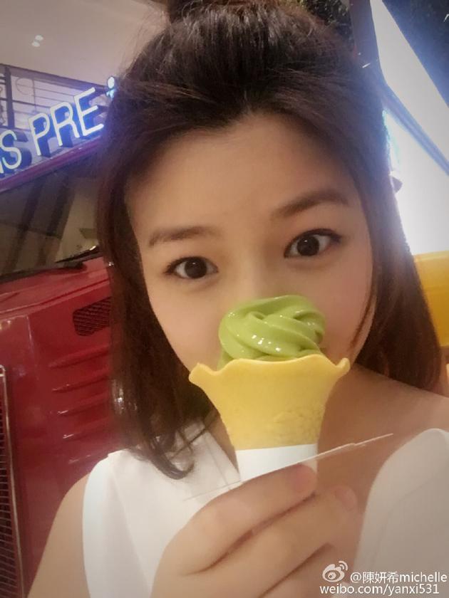 陈妍希怀孕还吃冰淇淋 脸蛋圆圆气色好