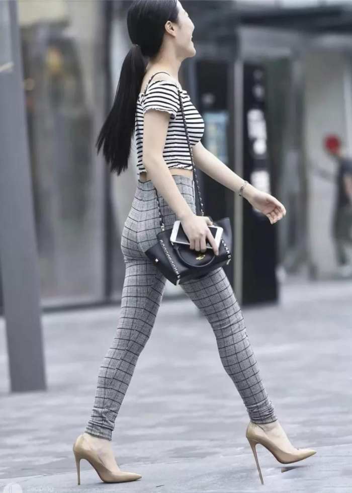 街拍:丰韵翘臀美女,穿紧身格子裤尽显婀娜!