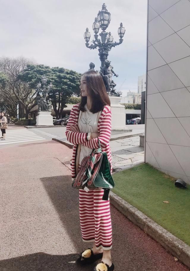 杨幂替身晒照撞衫杨幂,从头到脚一模一样