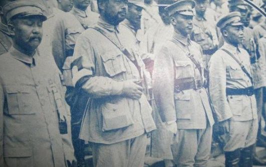 张宗昌的诗,后人看了笑掉大牙,4字评语:狗屁不