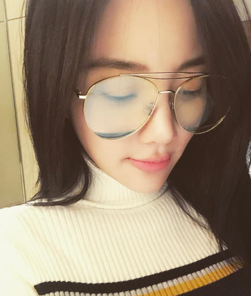 李小璐晒美艳自拍 戴大框眼镜比耶萌翻