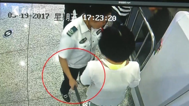 女子大闹高铁站拒绝安检 称被安检仪扫到会死 女子大闹高铁站拒绝安检 称被安检仪扫到会死