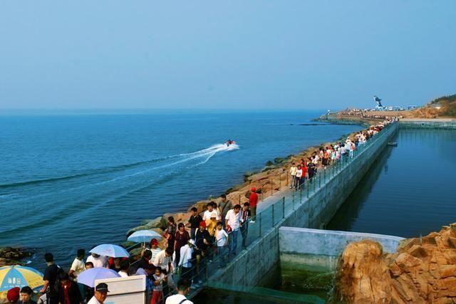 中国最富的村:人均收入25万家家住别墅,看病、