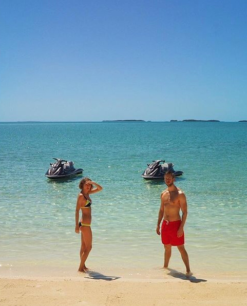 刚庆祝完一周年纪念日的霉霉Taylor Swift与男友甜蜜的海滩度假照曝光!霉霉身穿性感比基尼与男友在海边甜蜜亲吻。