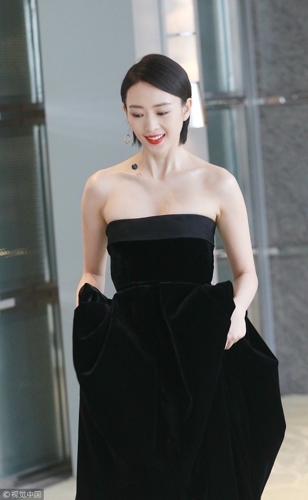 "高贵妃"童瑶穿抹胸礼服性感露酥胸 冲镜头大方微笑撞脸章子怡