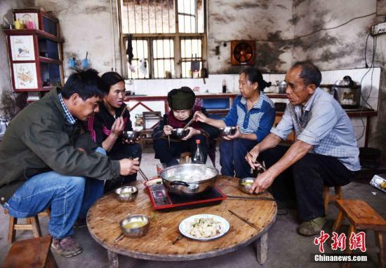 桂林114岁最长寿老人:提水洗衣手脚麻利