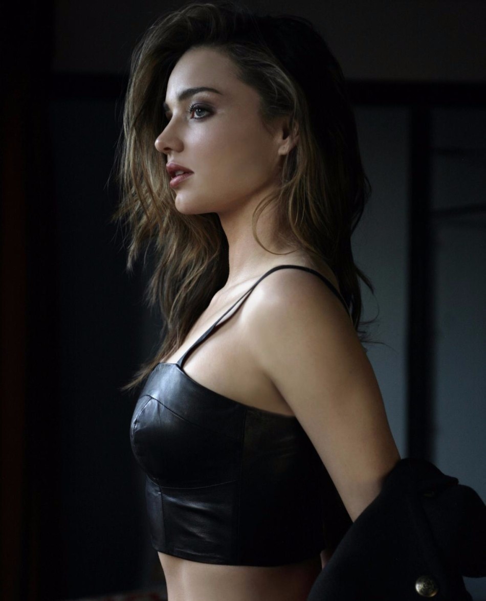 米兰达可儿秀性感美背 撩人事业线狂吸睛