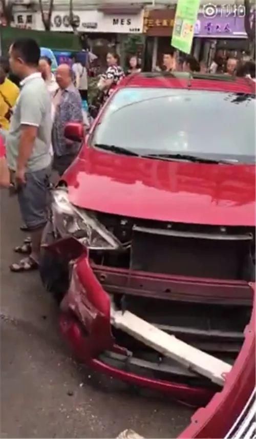 违法占用消防通道,消防车怒怼乱停私家车,网