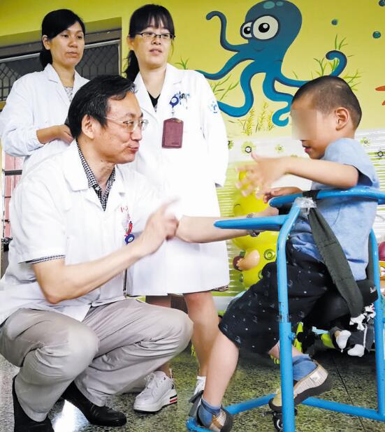 志愿号健康动车驶进儿童福利院