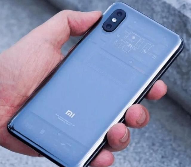 吴亦凡手持小米8探索版在机场亮相,被黄牛疯炒