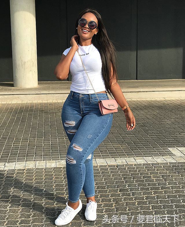 梨型身材!女星兰迪儿穿白色上衣牛仔裤现身街