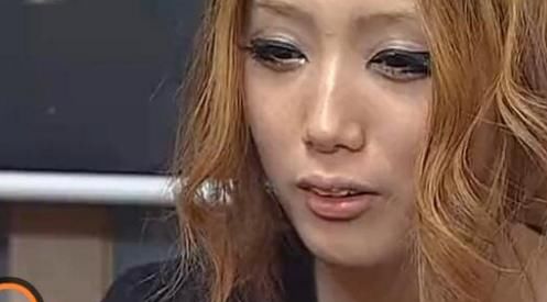 每天都带妆睡觉连续2年没有卸妆,如今老成了4